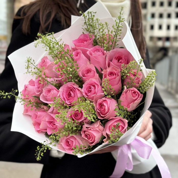 25 розовых роз с гринбелом