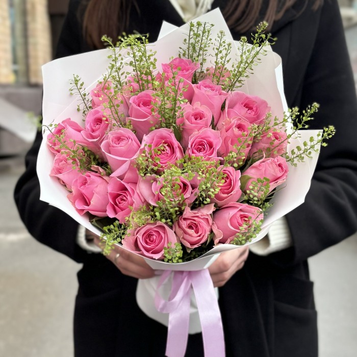 25 розовых роз с гринбелом