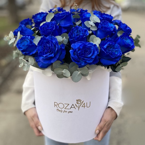 25 синих роз в коробке с эвкалиптом