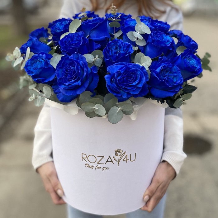 25 синих роз в коробке с эвкалиптом