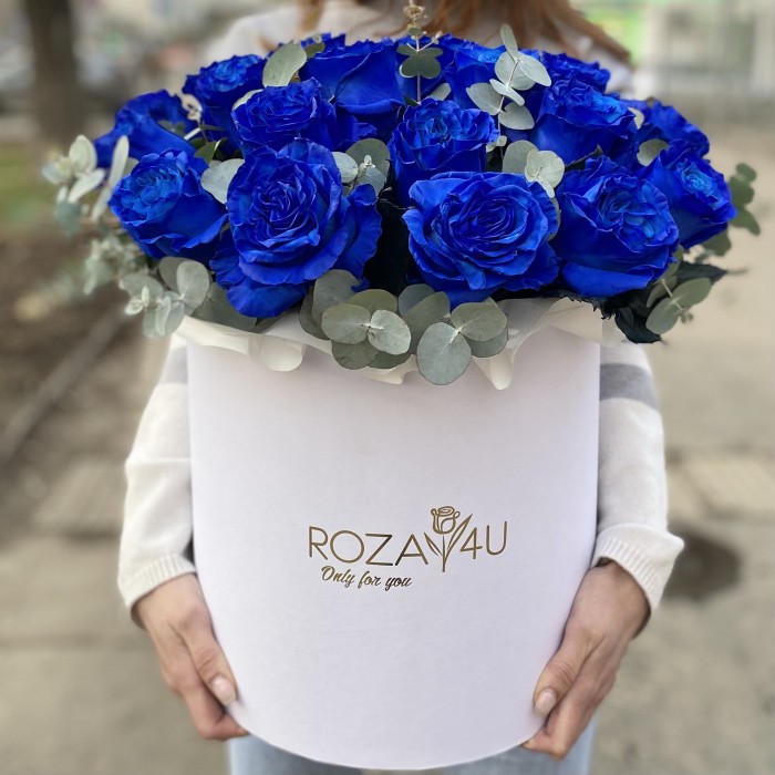 25 синих роз в коробке с эвкалиптом