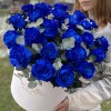 25 синих роз в коробке с эвкалиптом