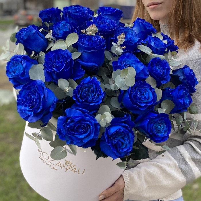 25 синих роз в коробке с эвкалиптом