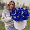 25 синих роз в коробке с эвкалиптом
