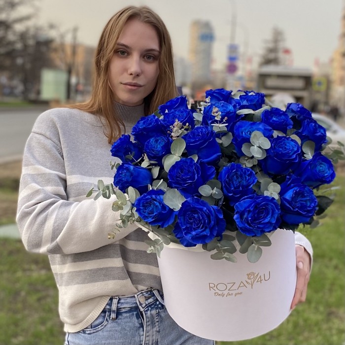 25 синих роз в коробке с эвкалиптом