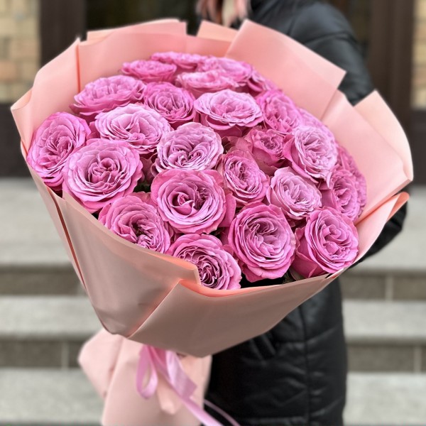 25 сиреневых роз Куинс Краун