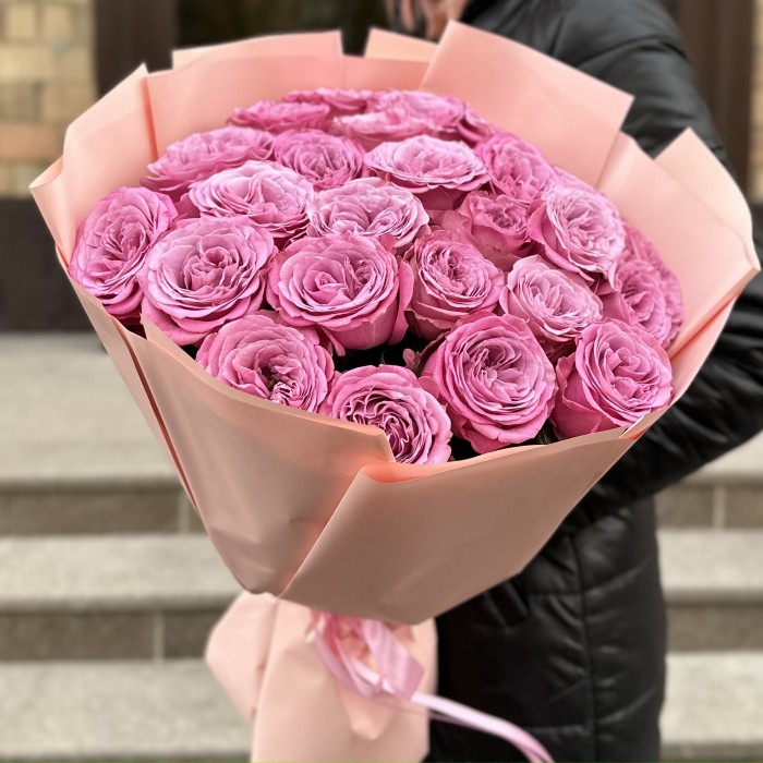 25 сиреневых роз Куинс Краун