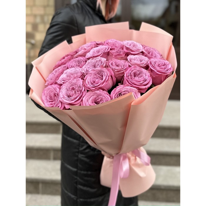 25 сиреневых роз Куинс Краун