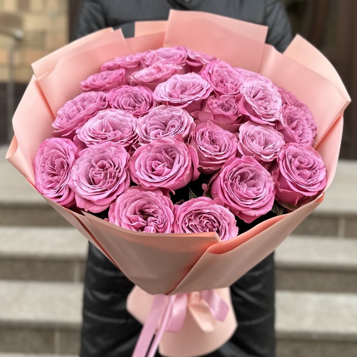 25 сиреневых роз Куинс Краун