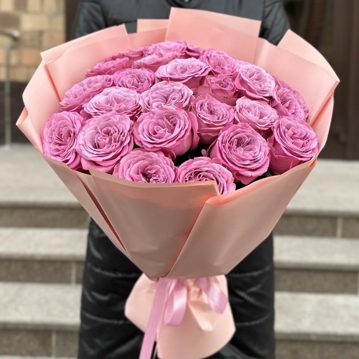 25 сиреневых роз Куинс Краун