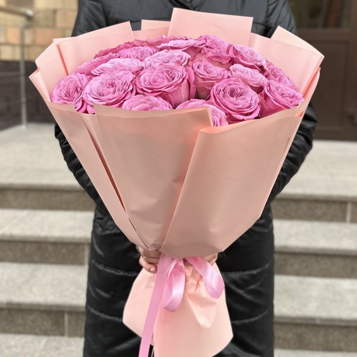 25 сиреневых роз Куинс Краун