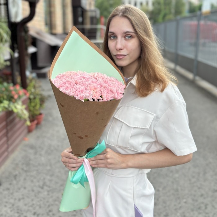 25 светло-розовых гвоздик