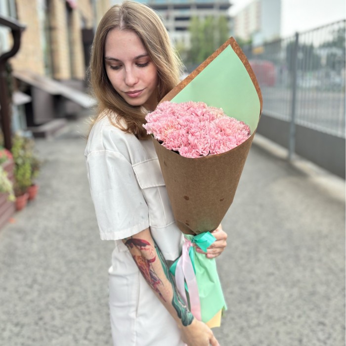 25 светло-розовых гвоздик