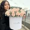 25 светло-розовых гвоздик с эвкалиптом в коробке