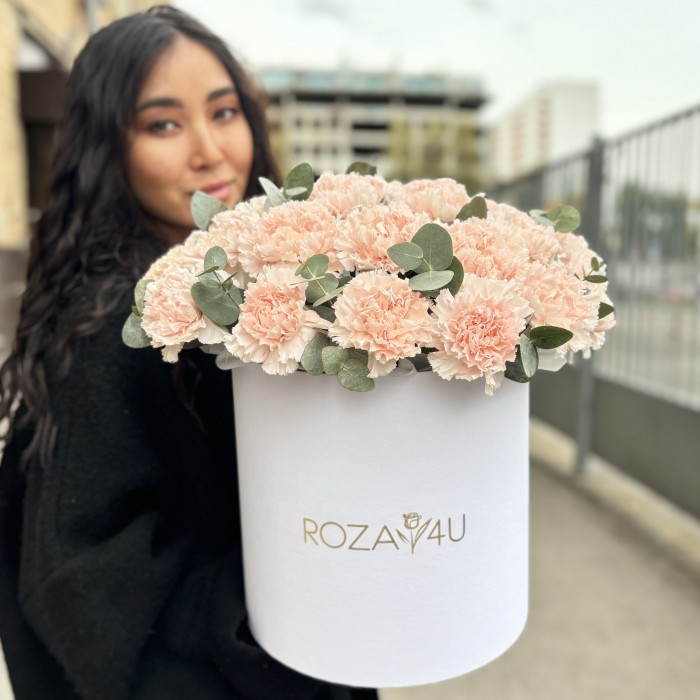 25 светло-розовых гвоздик с эвкалиптом в коробке