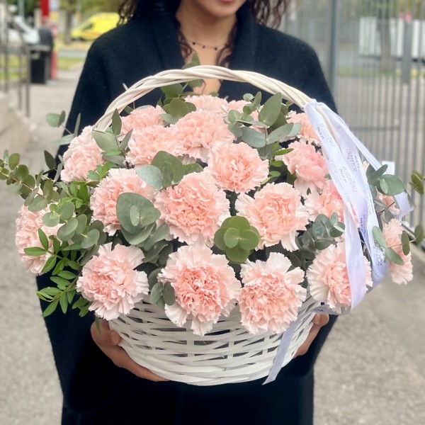 25 светло-розовых гвоздик в корзине с эвкалиптом