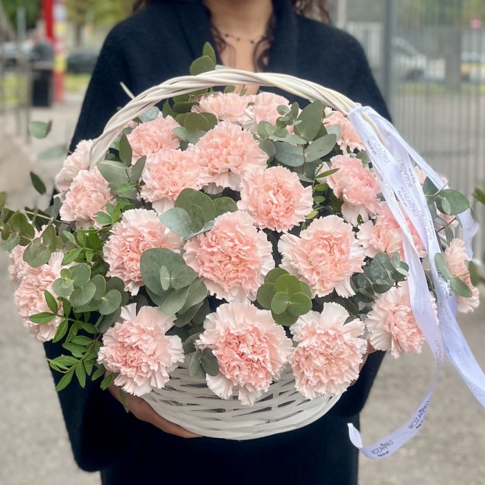 25 светло-розовых гвоздик в корзине с эвкалиптом