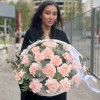 25 светло-розовых гвоздик в корзине с эвкалиптом