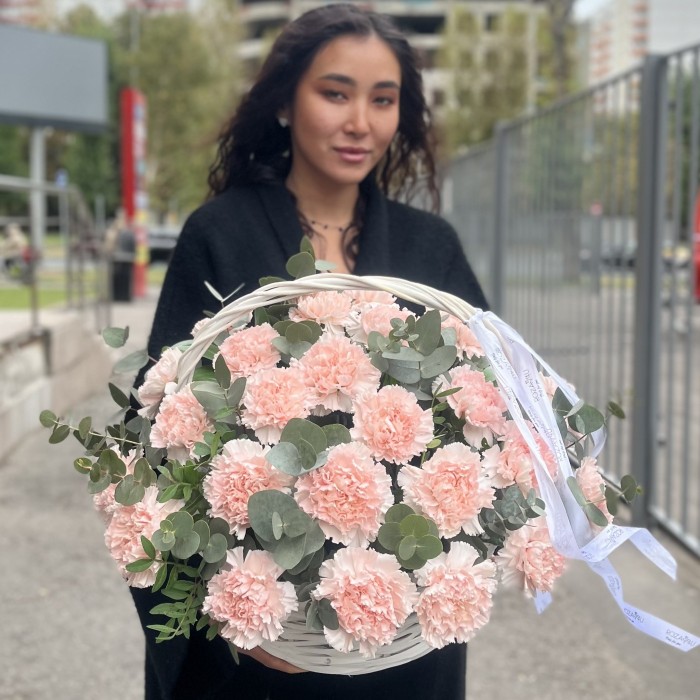 25 светло-розовых гвоздик в корзине с эвкалиптом