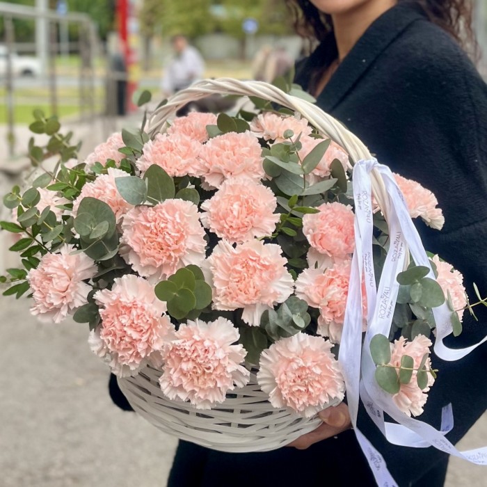 25 светло-розовых гвоздик в корзине с эвкалиптом