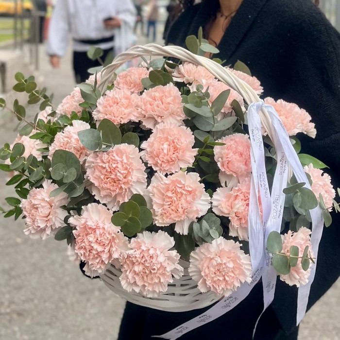 25 светло-розовых гвоздик в корзине с эвкалиптом