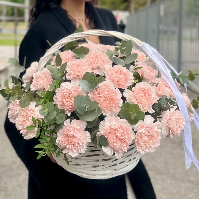 25 светло-розовых гвоздик в корзине с эвкалиптом