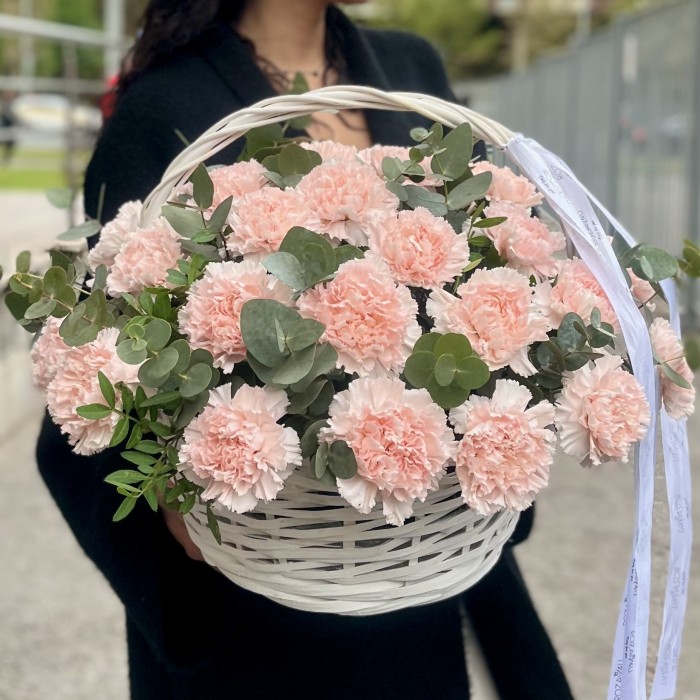 25 светло-розовых гвоздик в корзине с эвкалиптом