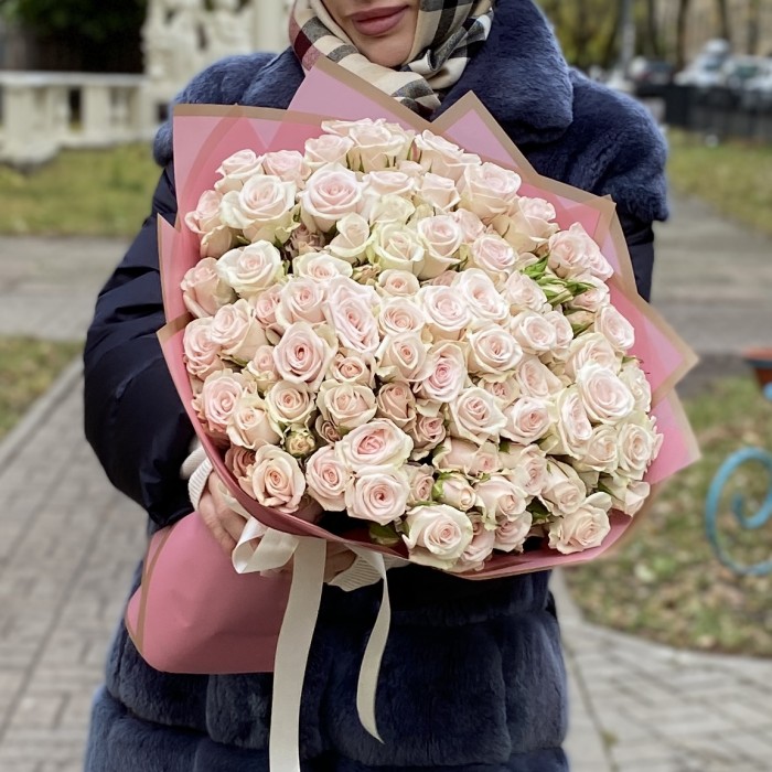 25 светло-розовых кустовых роз Роял Порцелина 50 см