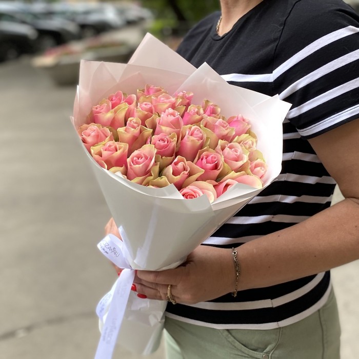 25 светло-розовых роз Бел-роз