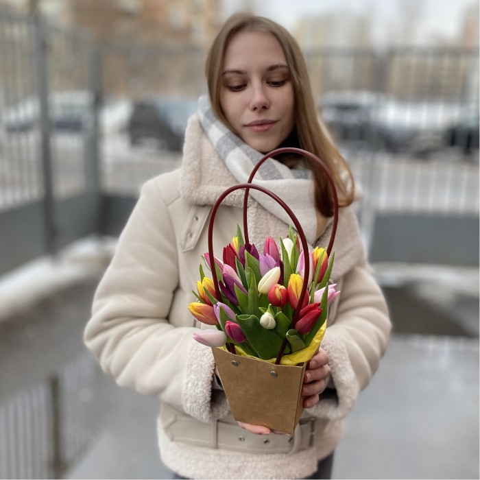25 тюльпанов микс в сумочке