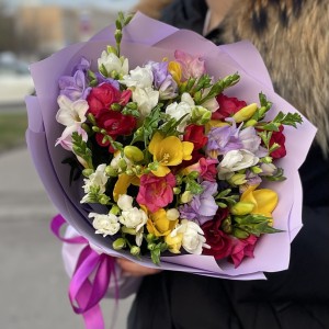 25 ярких Фрезий в букете