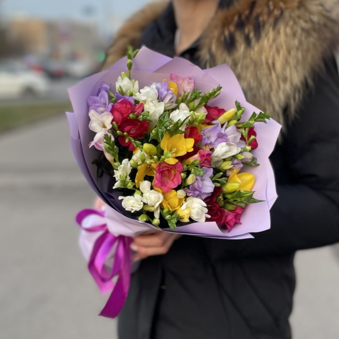 25 ярких Фрезий в букете