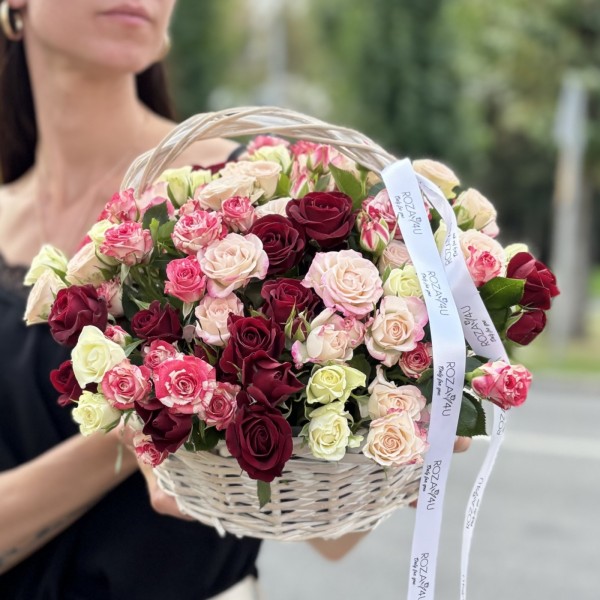 25 ярких кустовых роз в корзине