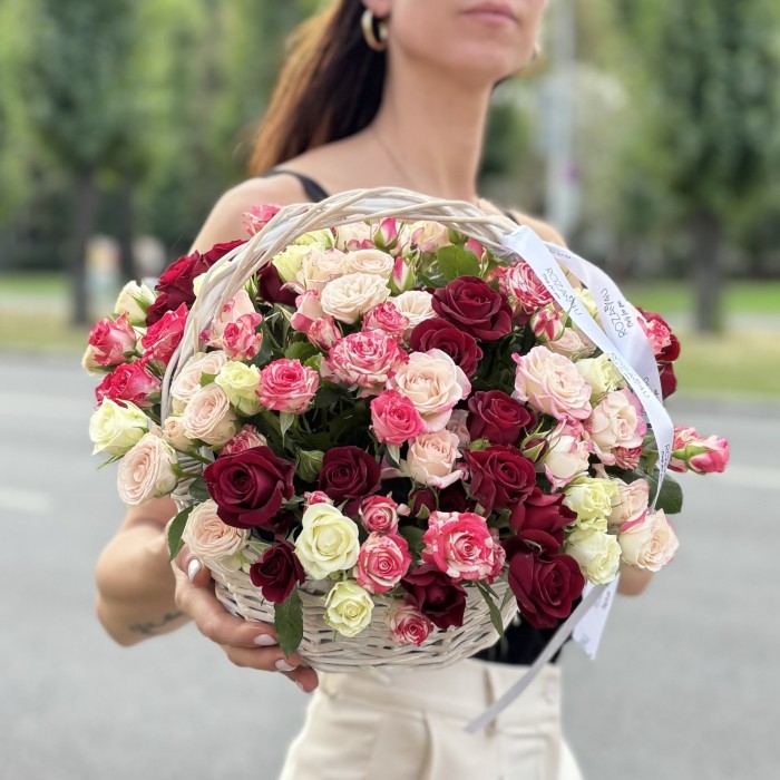 25 ярких кустовых роз в корзине