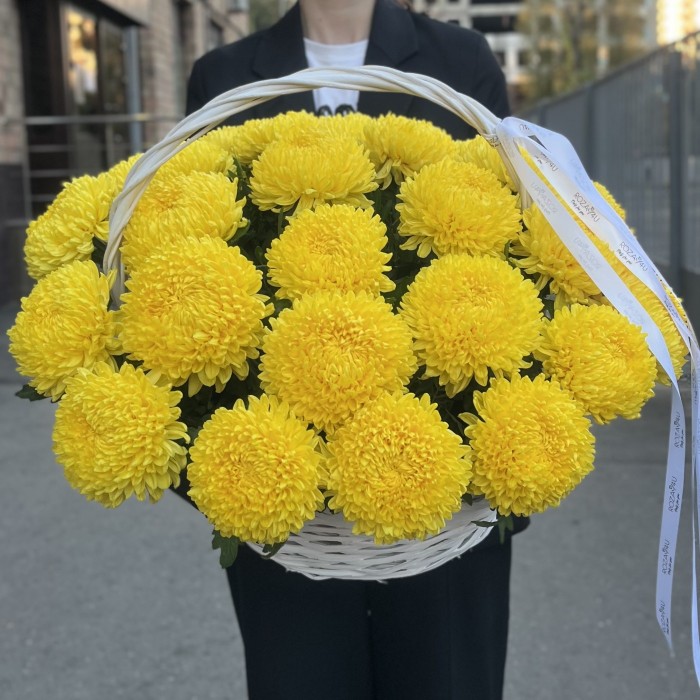 25 желтых хризантем в корзине