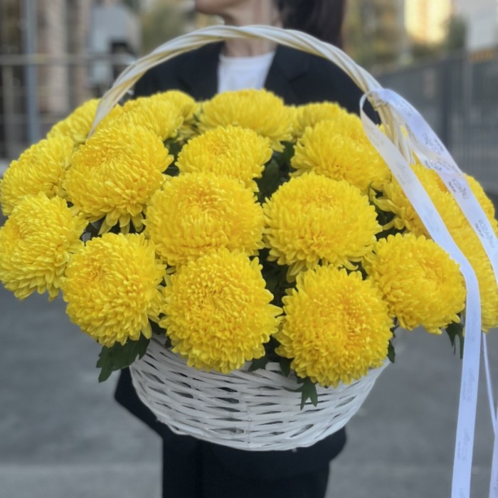 25 желтых хризантем в корзине