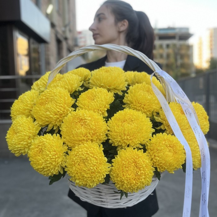 25 желтых хризантем в корзине