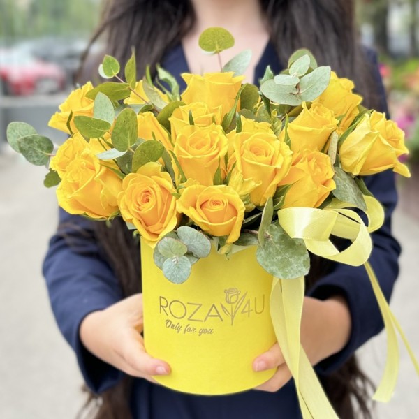 25 желтых роз с эвкалиптом в коробке