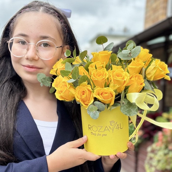 25 желтых роз с эвкалиптом в коробке