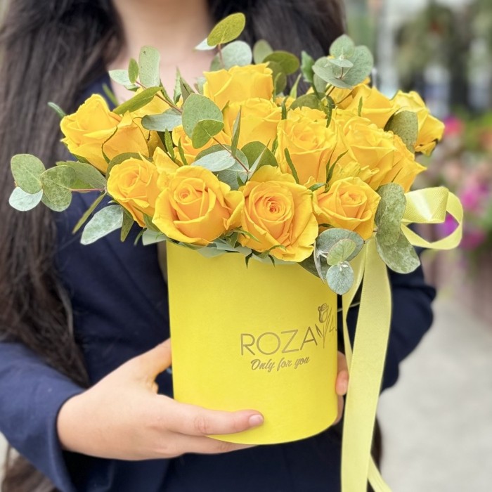 25 желтых роз с эвкалиптом в коробке
