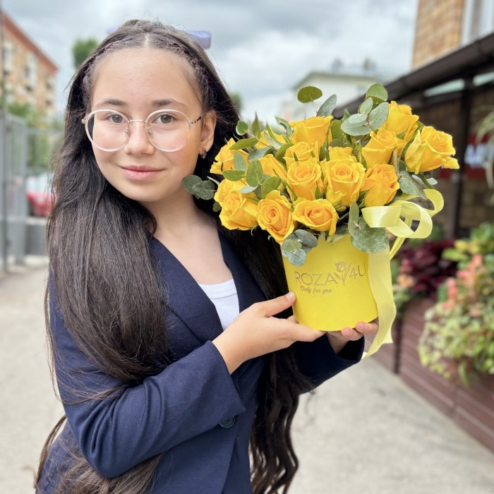 25 желтых роз с эвкалиптом в коробке