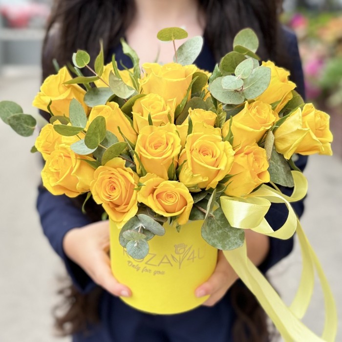 25 желтых роз с эвкалиптом в коробке