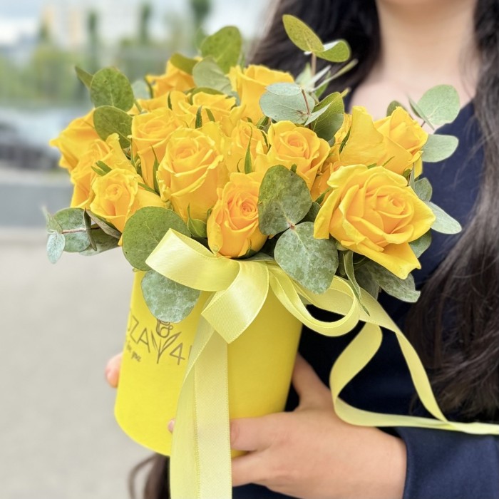 25 желтых роз с эвкалиптом в коробке