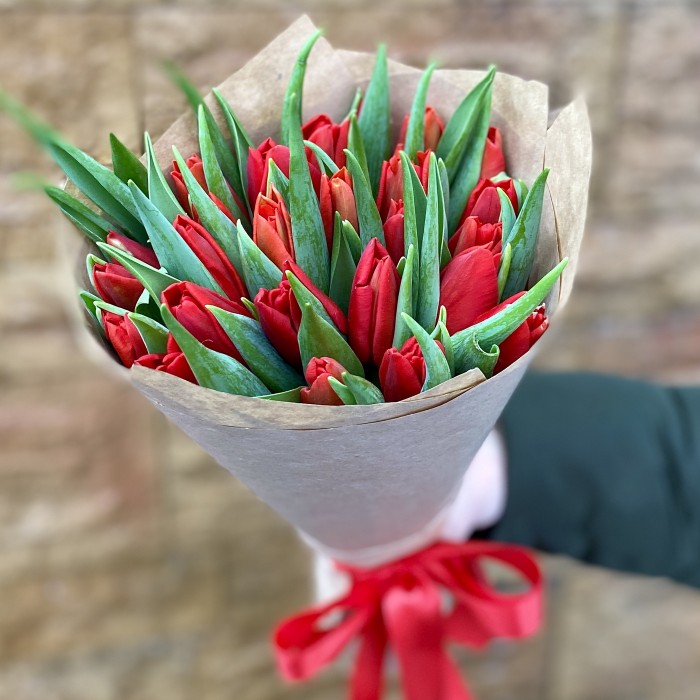 25 красных тюльпанов в крафте
