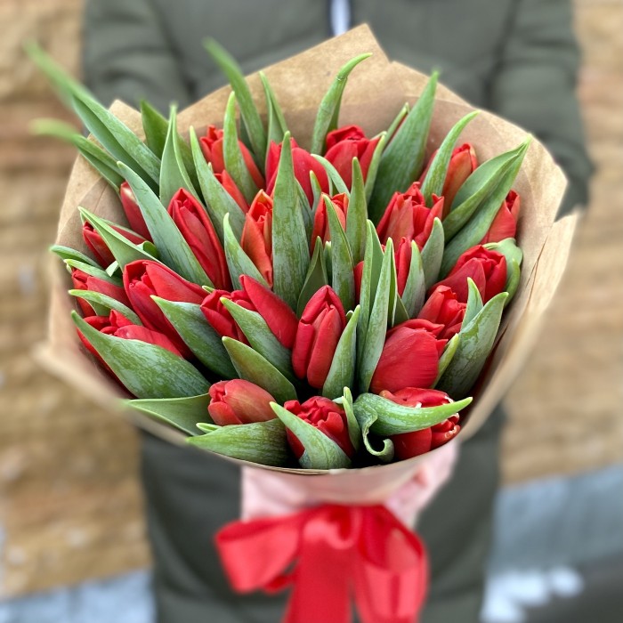 25 красных тюльпанов в крафте