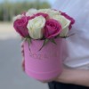 15 белых и розовых роз в коробке