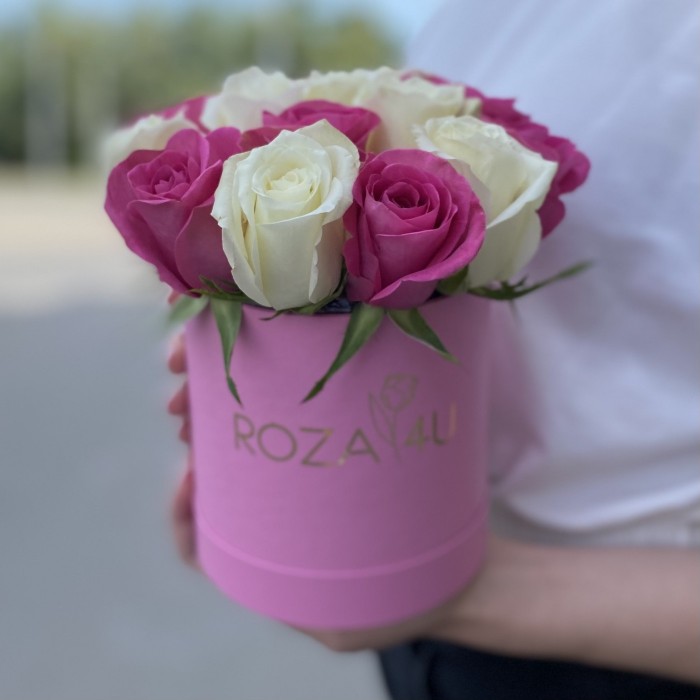 15 белых и розовых роз в коробке