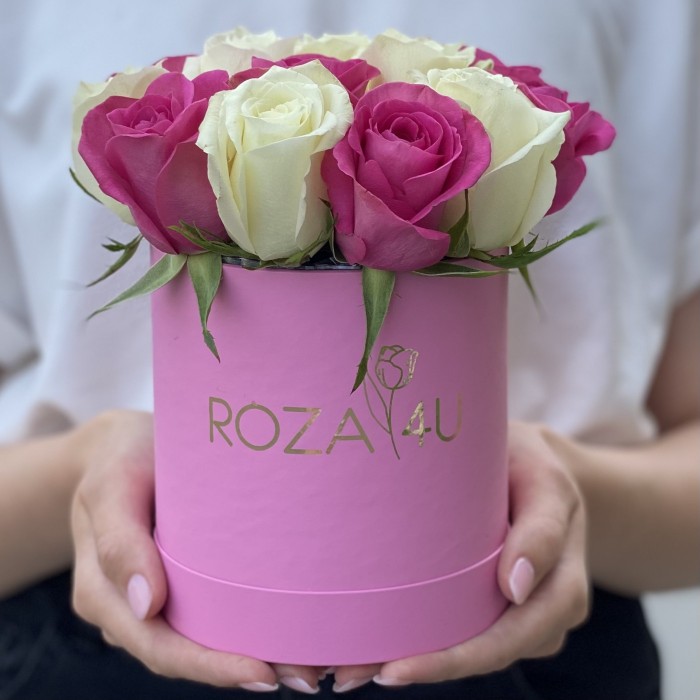 15 белых и розовых роз в коробке