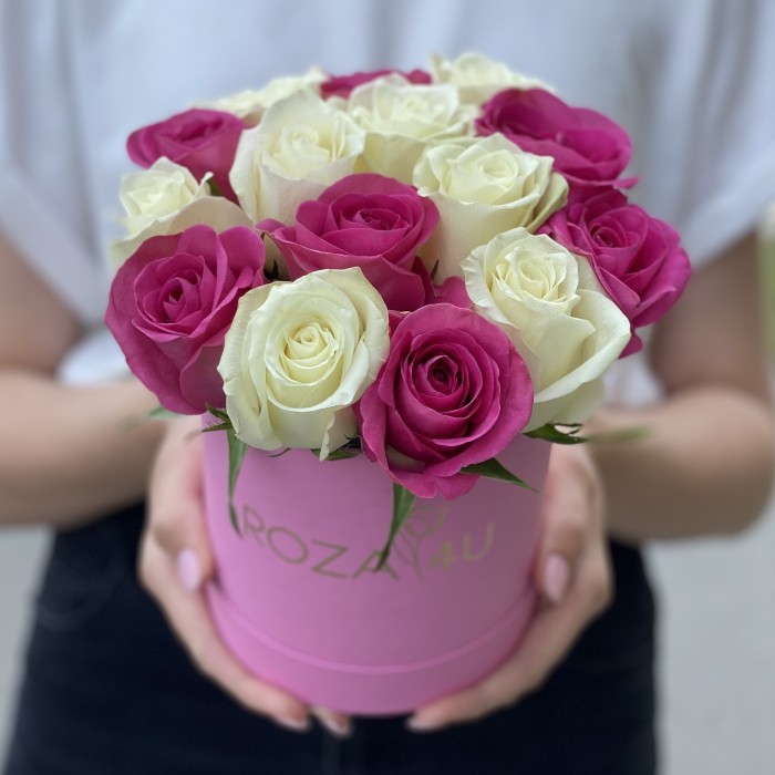 15 белых и розовых роз в коробке