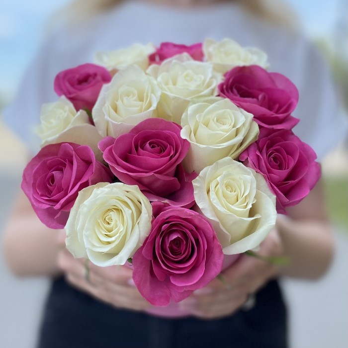 15 белых и розовых роз в коробке
